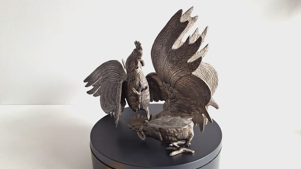Paar grote metalen kemphaantjes - vechtende hanen beeldjes Frans decoratief - set van 2